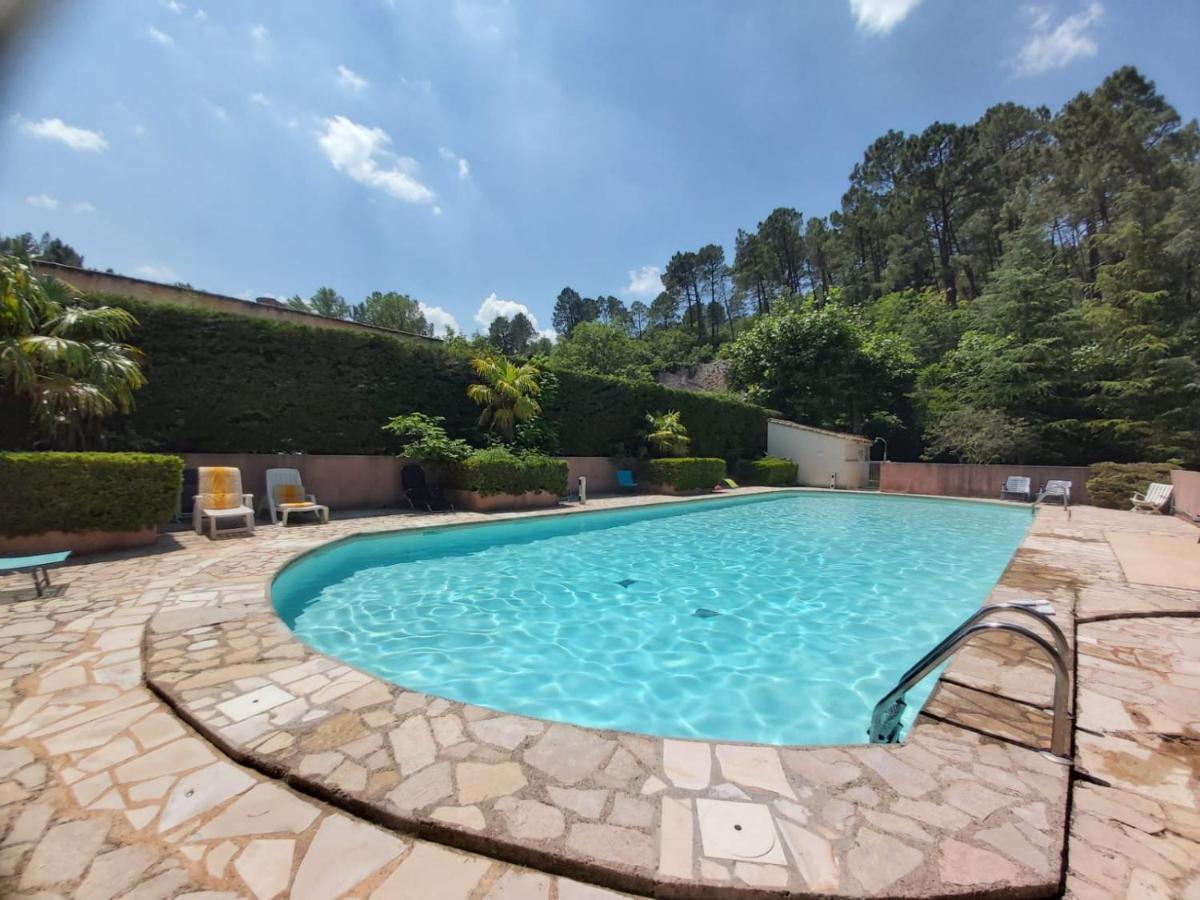 superbe appartement en résidence avec piscine dans le Luberon au pied du colorado provencal Rustrel Exterior foto