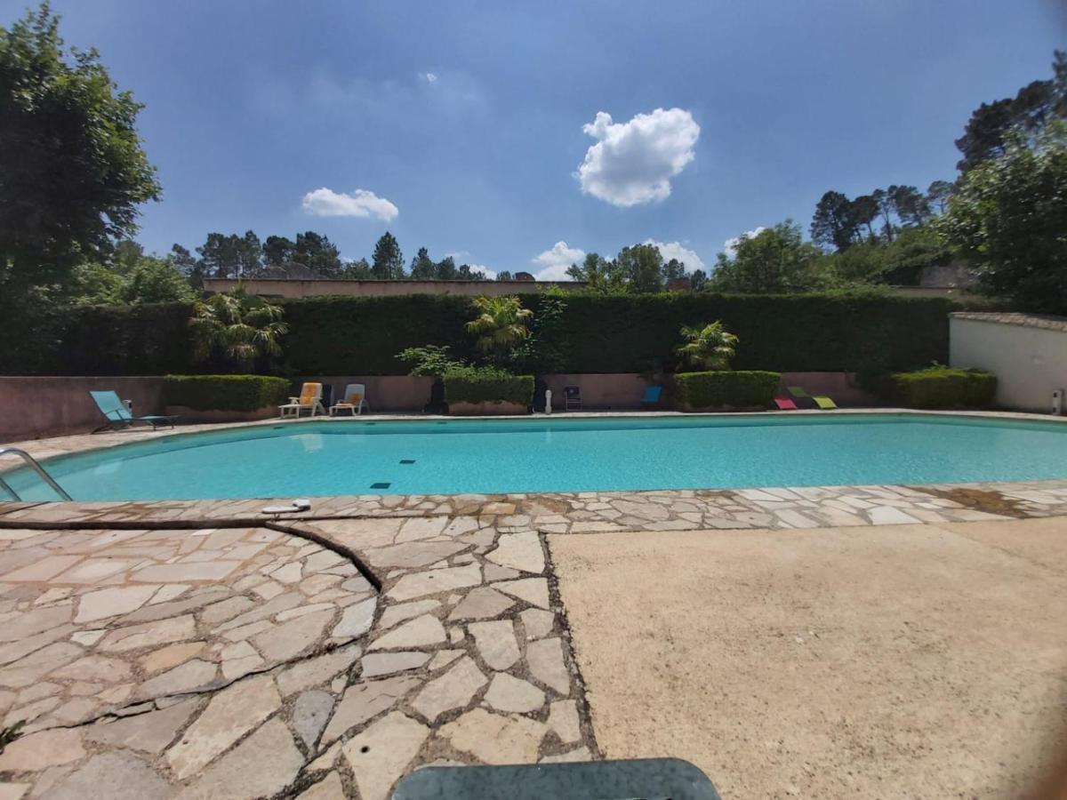 superbe appartement en résidence avec piscine dans le Luberon au pied du colorado provencal Rustrel Exterior foto