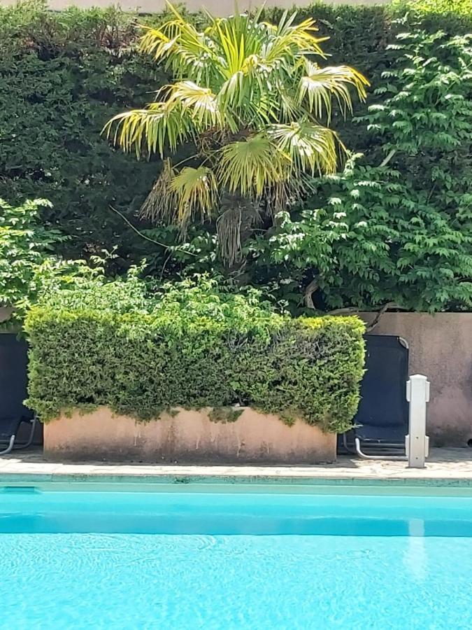 superbe appartement en résidence avec piscine dans le Luberon au pied du colorado provencal Rustrel Exterior foto